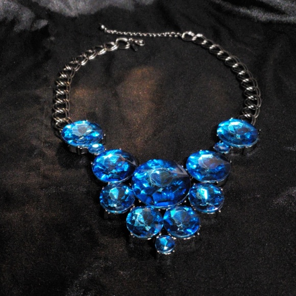 Jewelry - Stunning Sparkling Blue Gem Necklace